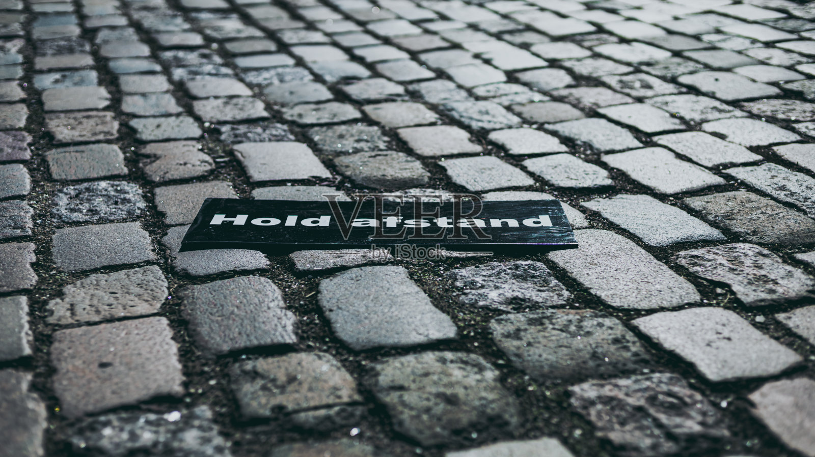 在人行道上保持距离标志照片摄影图片