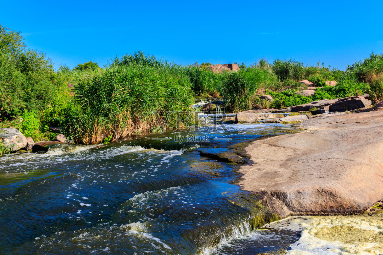 在第聂伯彼得罗夫斯克地区的Kamenka河上的托科夫斯基瀑布照片摄影图片