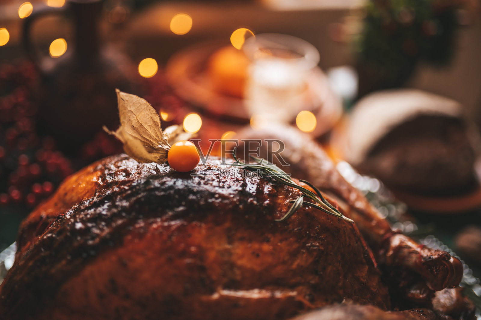 感恩节餐桌上的秋季装饰和南瓜照片摄影图片