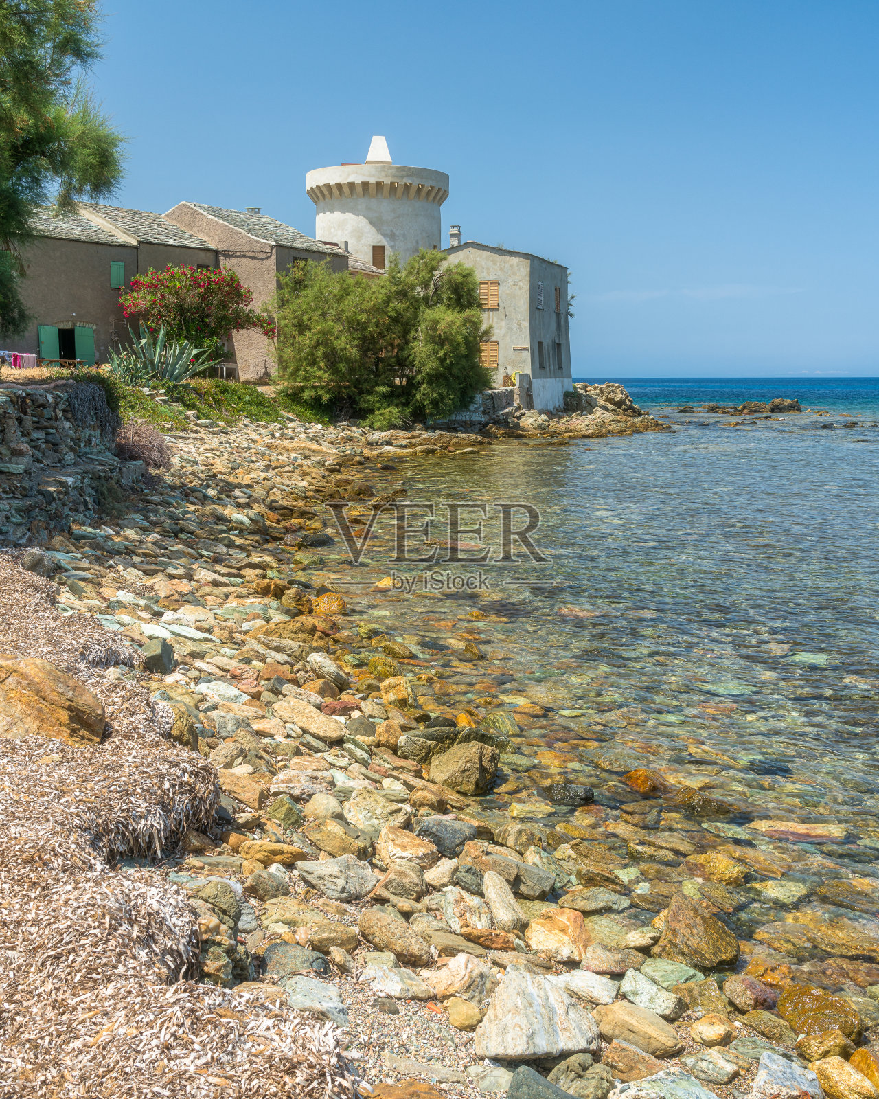 法国科西嘉岛科斯角的埃尔萨附近，一个夏日的早晨，风景如画的托尔雷村。照片摄影图片