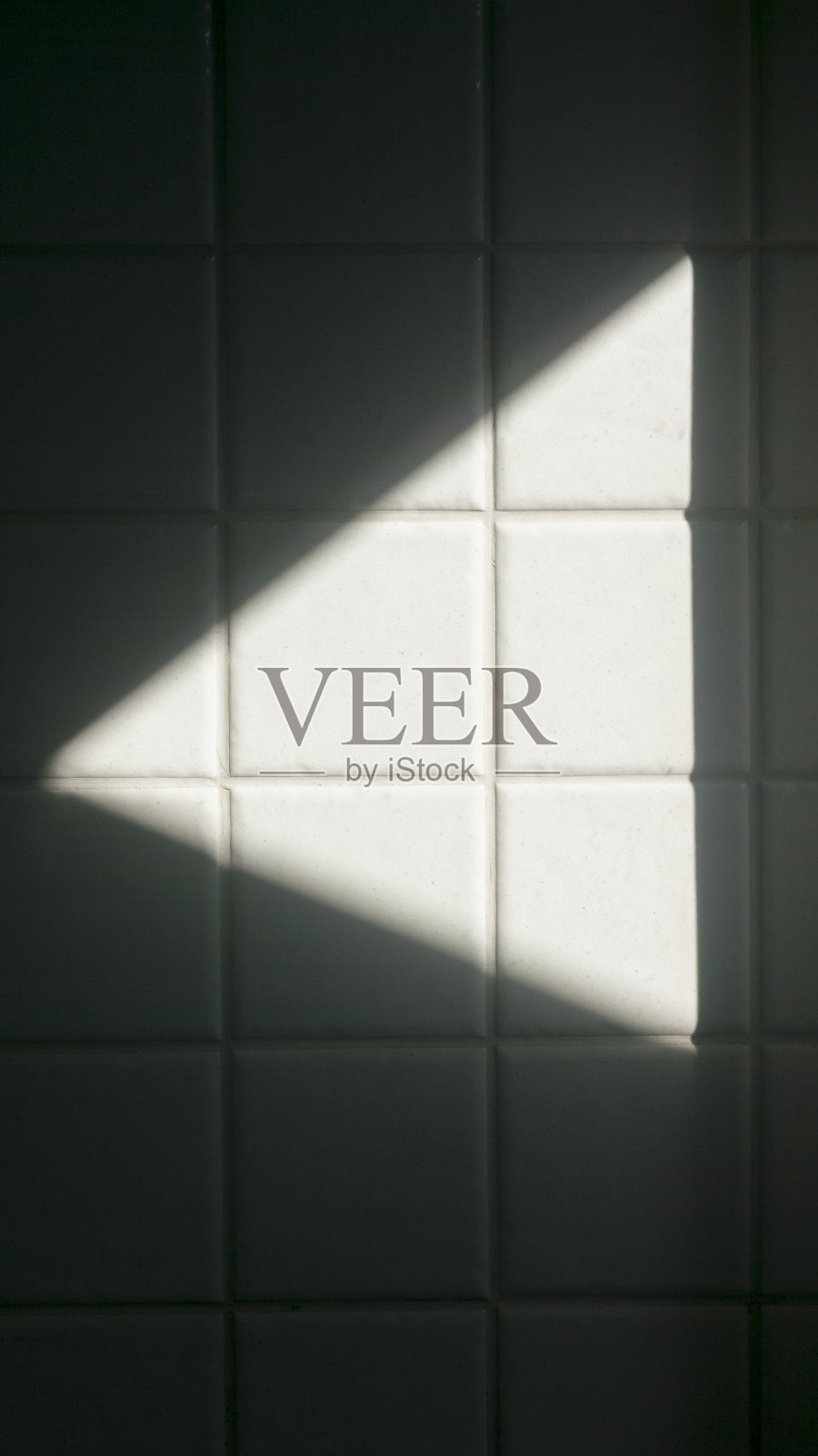 三角形的阳光在白色的墙壁照片摄影图片