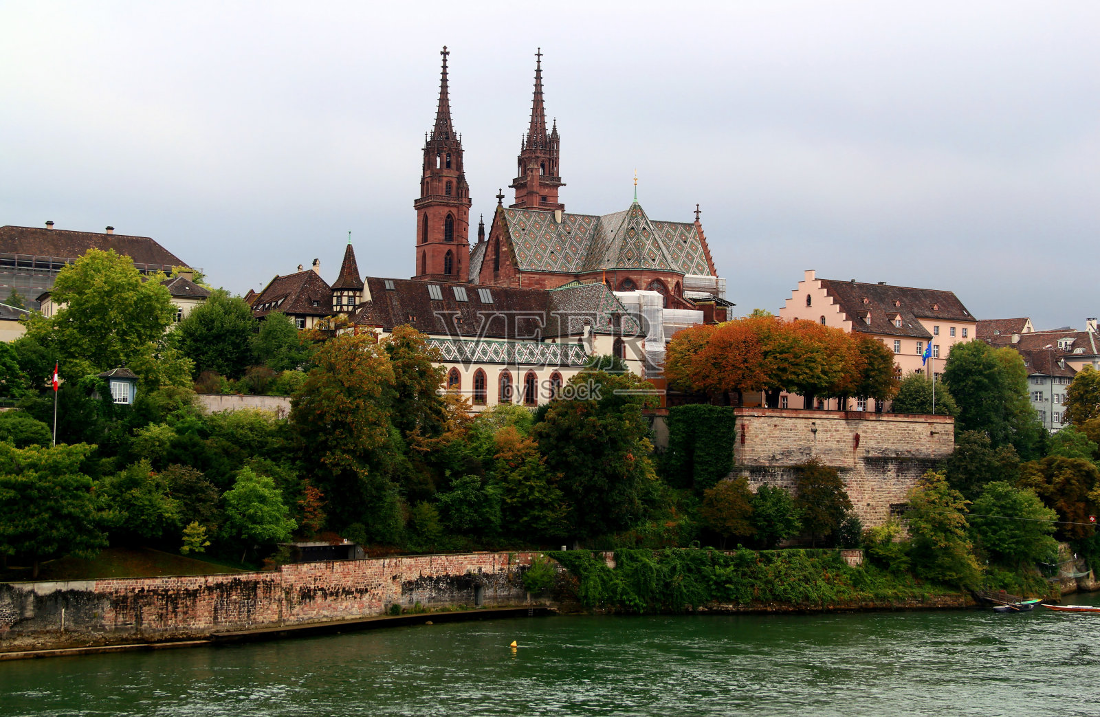 位于瑞士北部巴塞尔市的哥特式红砖巴塞尔大教堂和莱茵河照片摄影图片