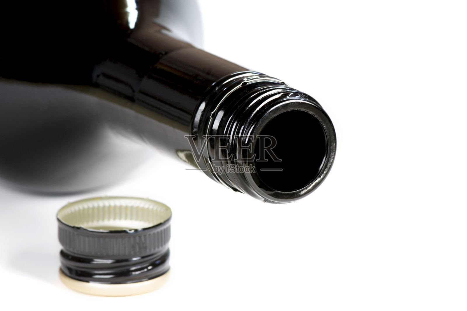 空的黑瓶酒精饮料，近。设计模型。照片摄影图片