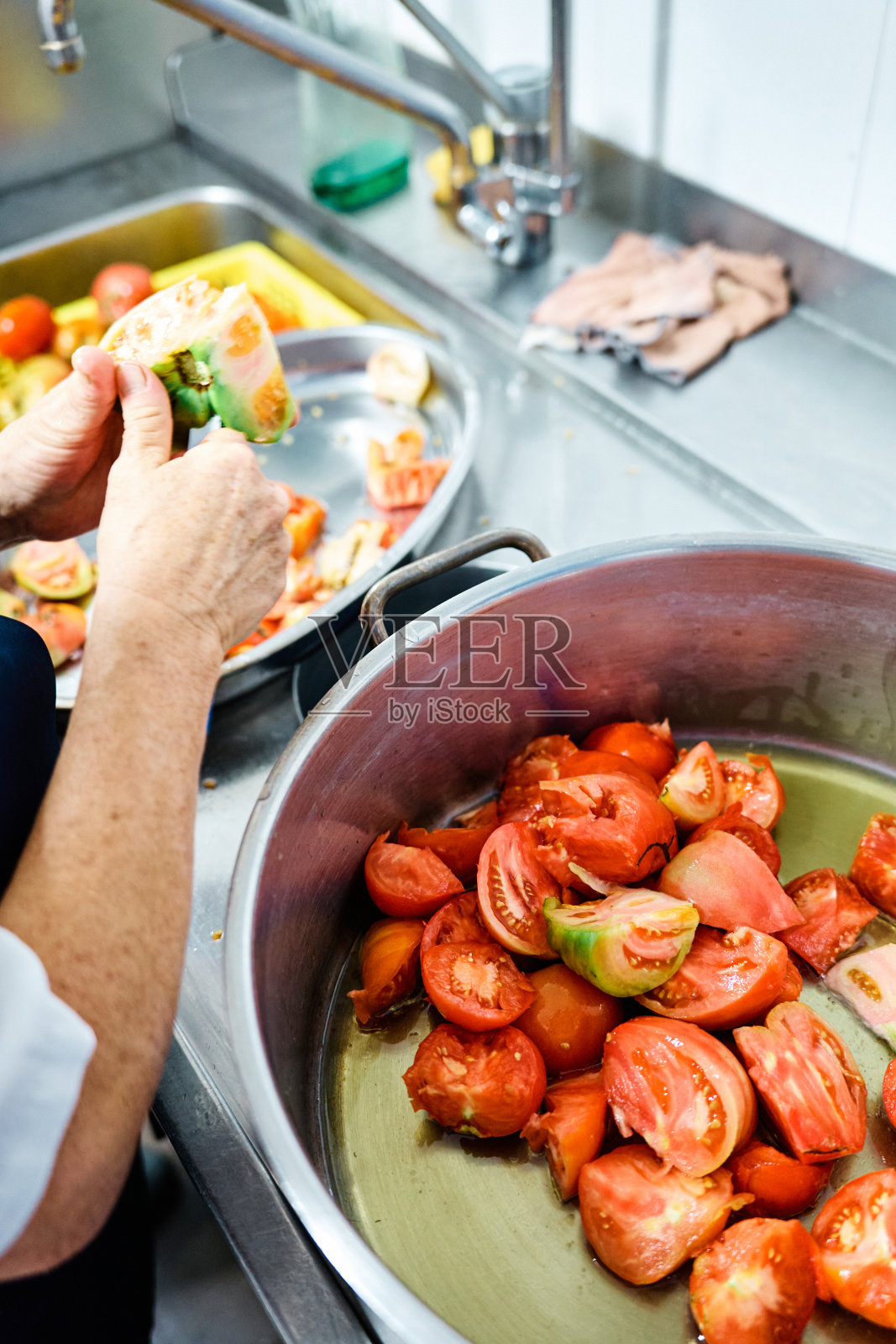 厨师切新鲜番茄的手，垂直照片照片摄影图片
