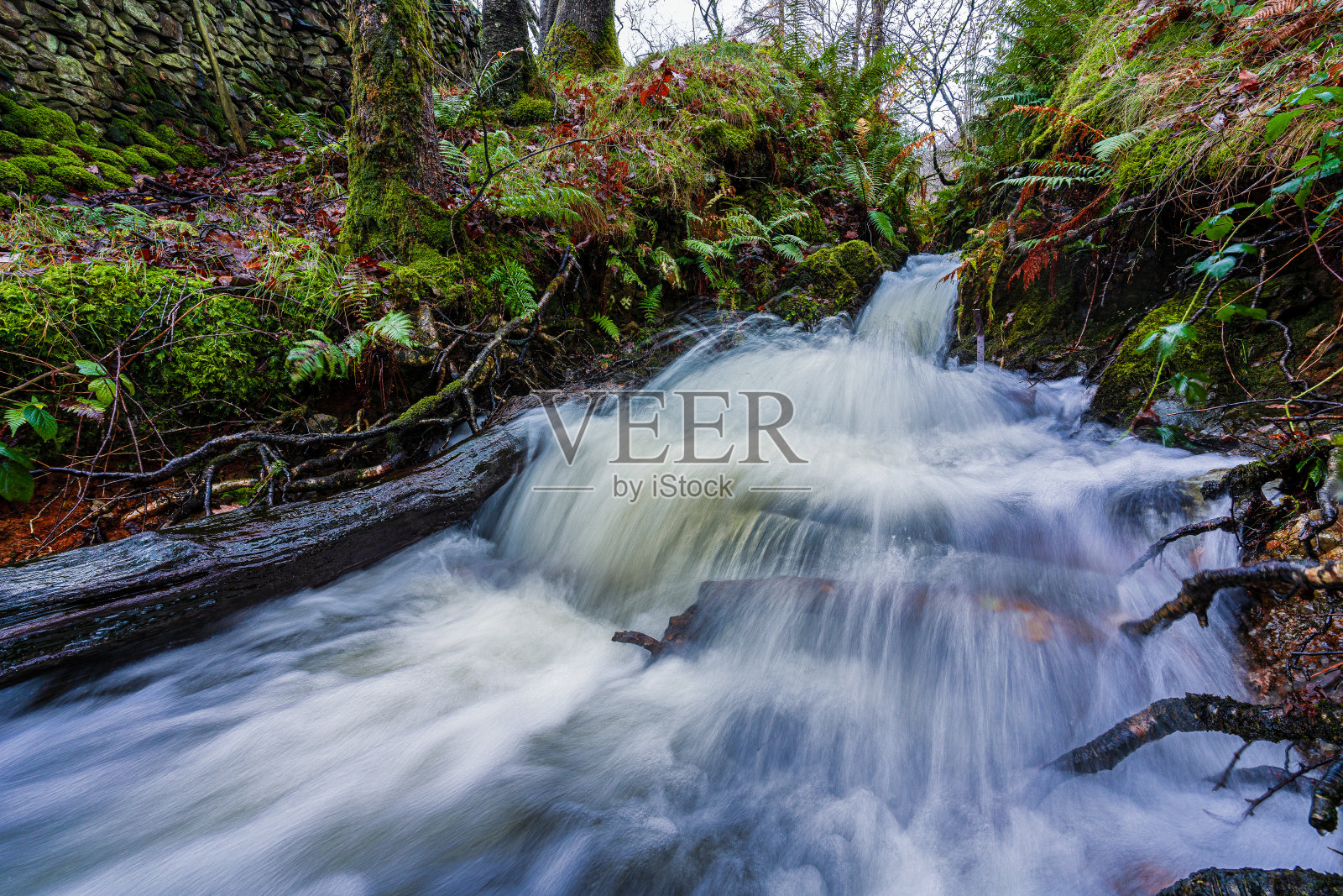 秋天壮观的瀑布照片摄影图片
