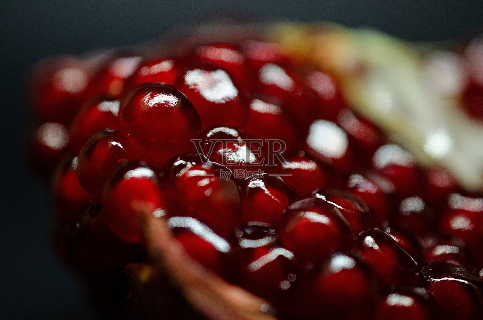 微距照片石榴粒在黑色背景照片摄影图片