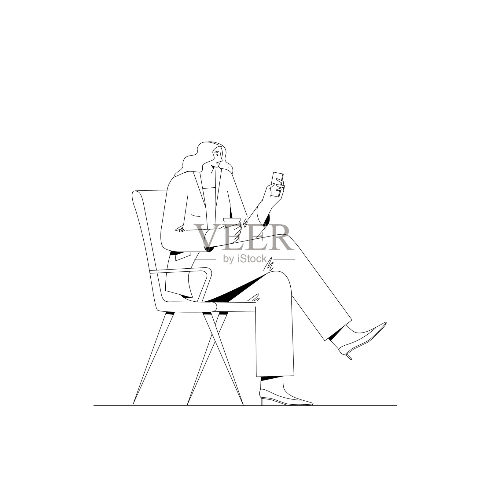 女商人一边喝着咖啡，一边坐在椅子上看手机。插画图片素材