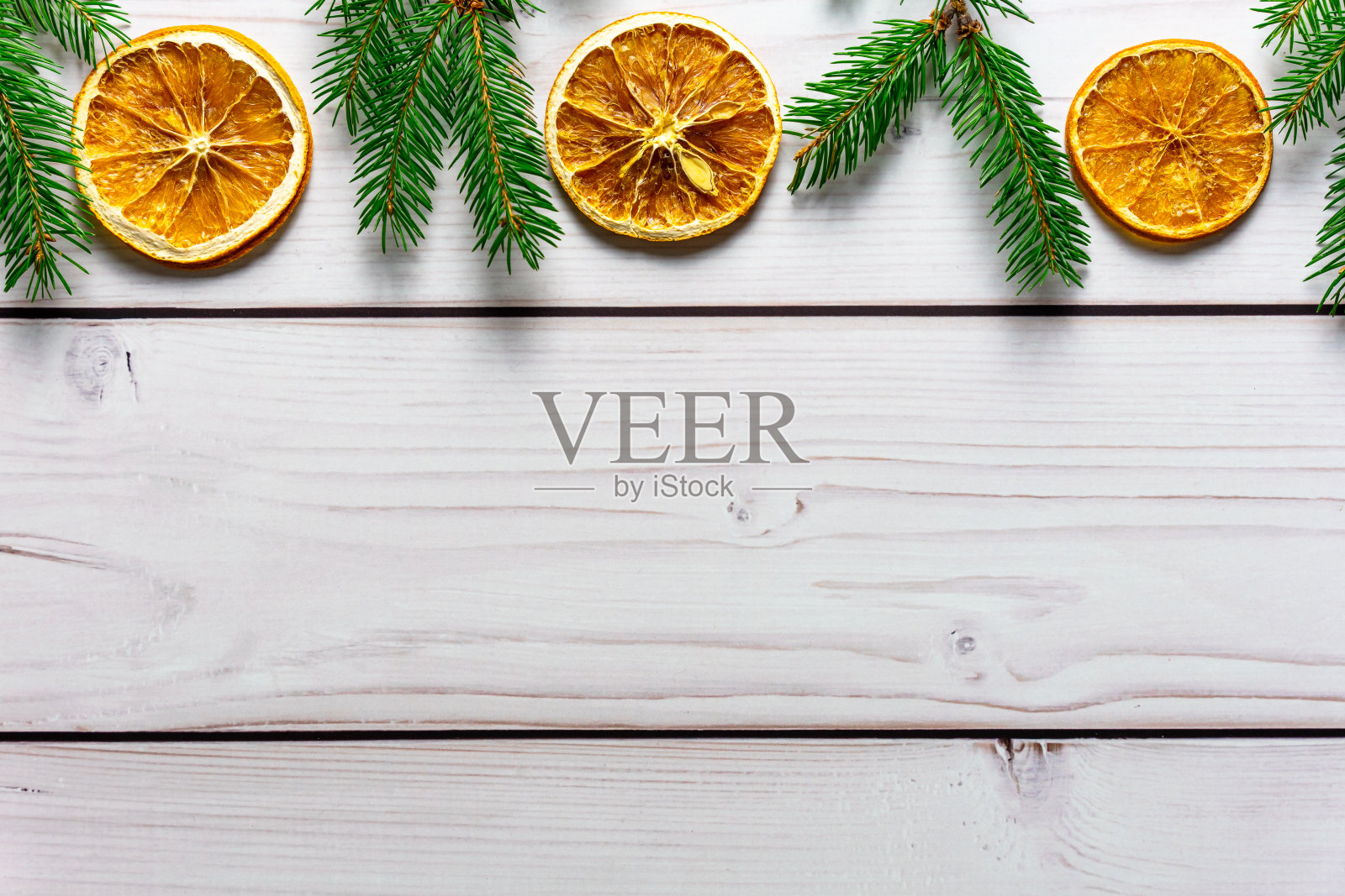 圣诞木制背景与橘片和冷杉树枝照片摄影图片