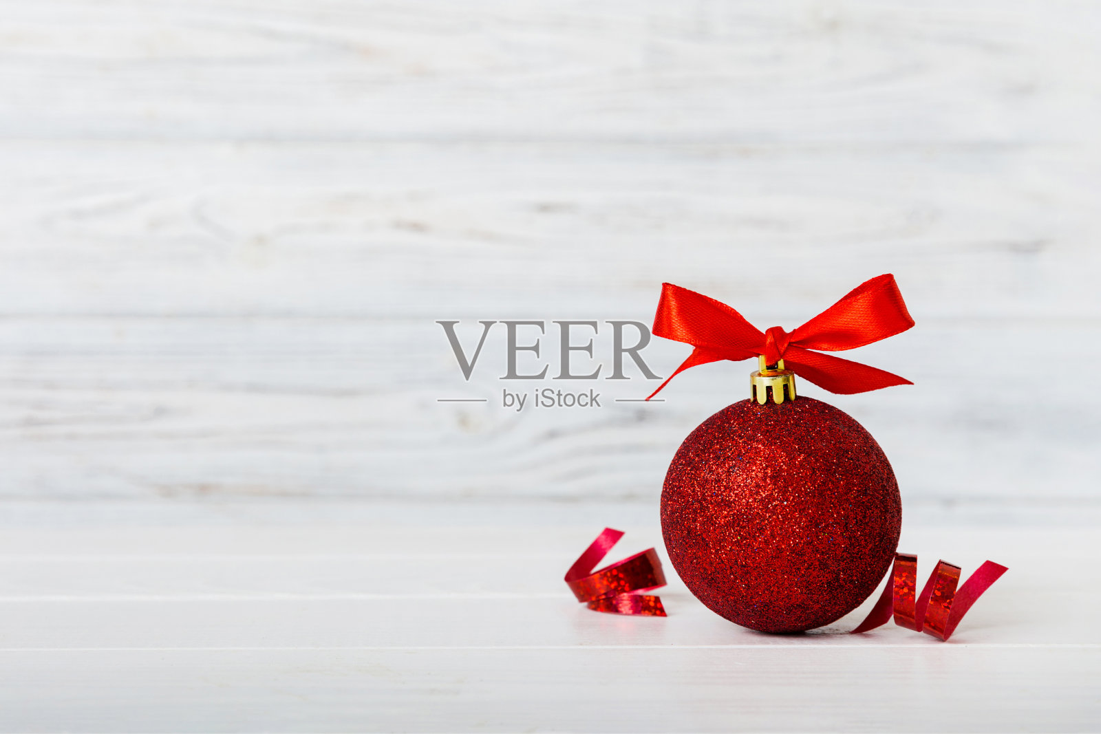 彩色背景的圣诞球。装饰彩带蝴蝶结与复制空间照片摄影图片