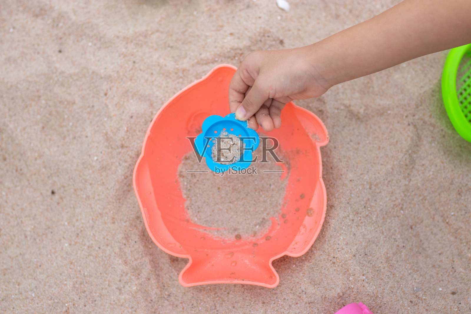 孩子们在海滩附近的沙滩上玩耍照片摄影图片