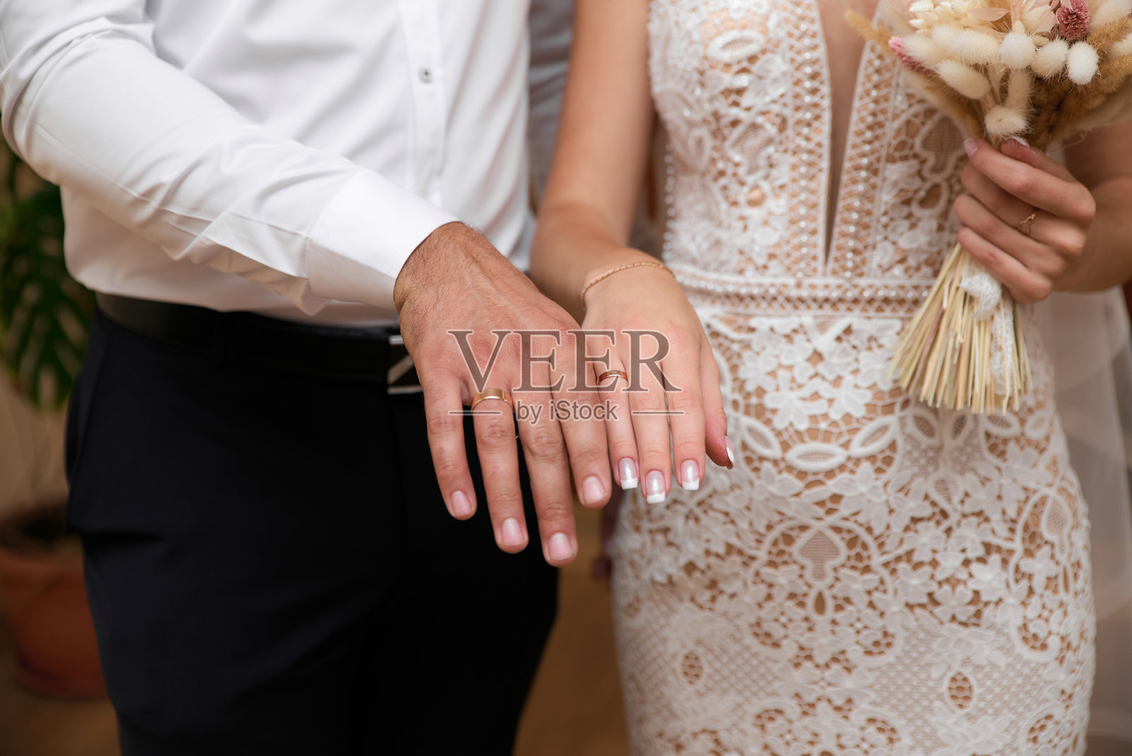 手戴结婚戒指特写照片摄影图片