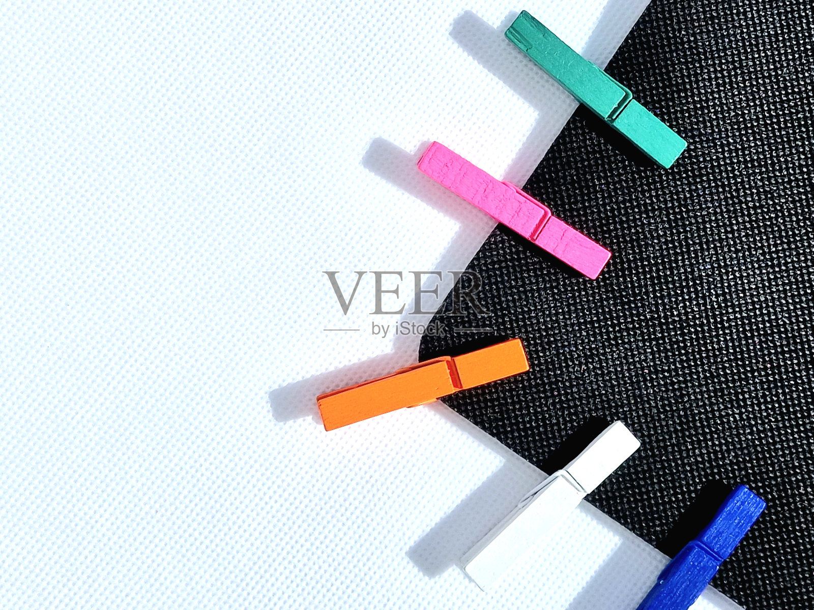 原始黑白背景与彩色衣夹。有趣的背景照片摄影图片