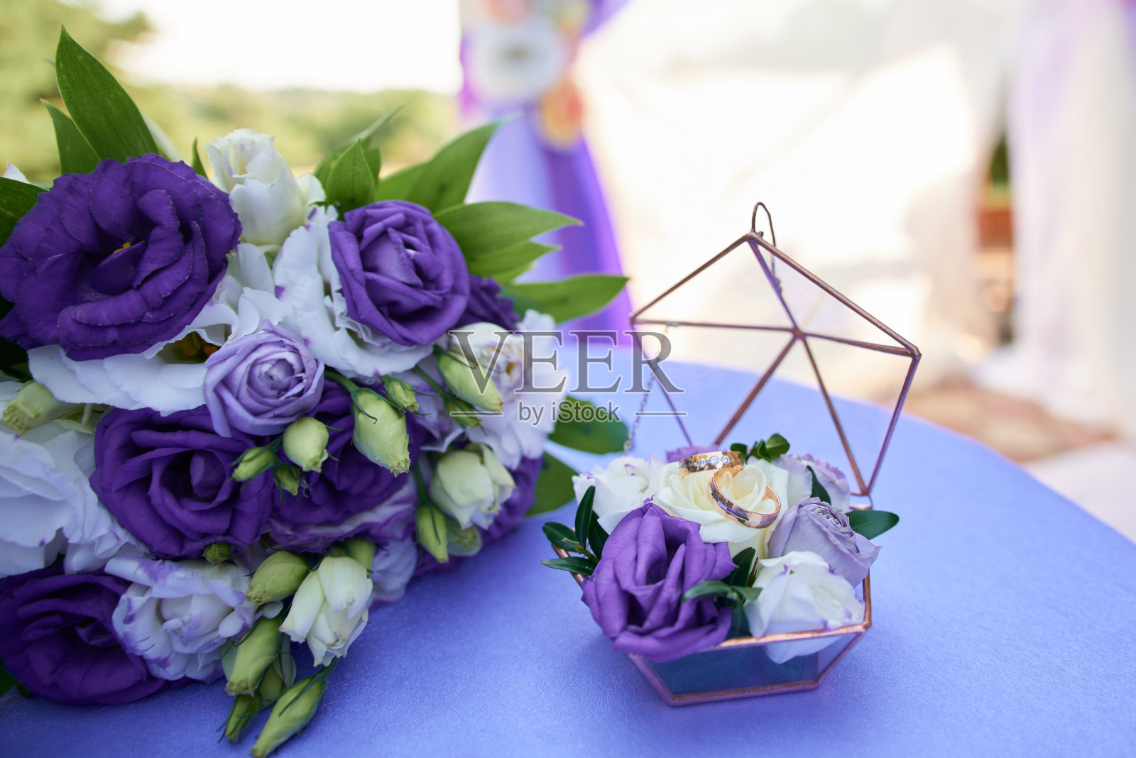 背景是结婚戒指和花束照片摄影图片