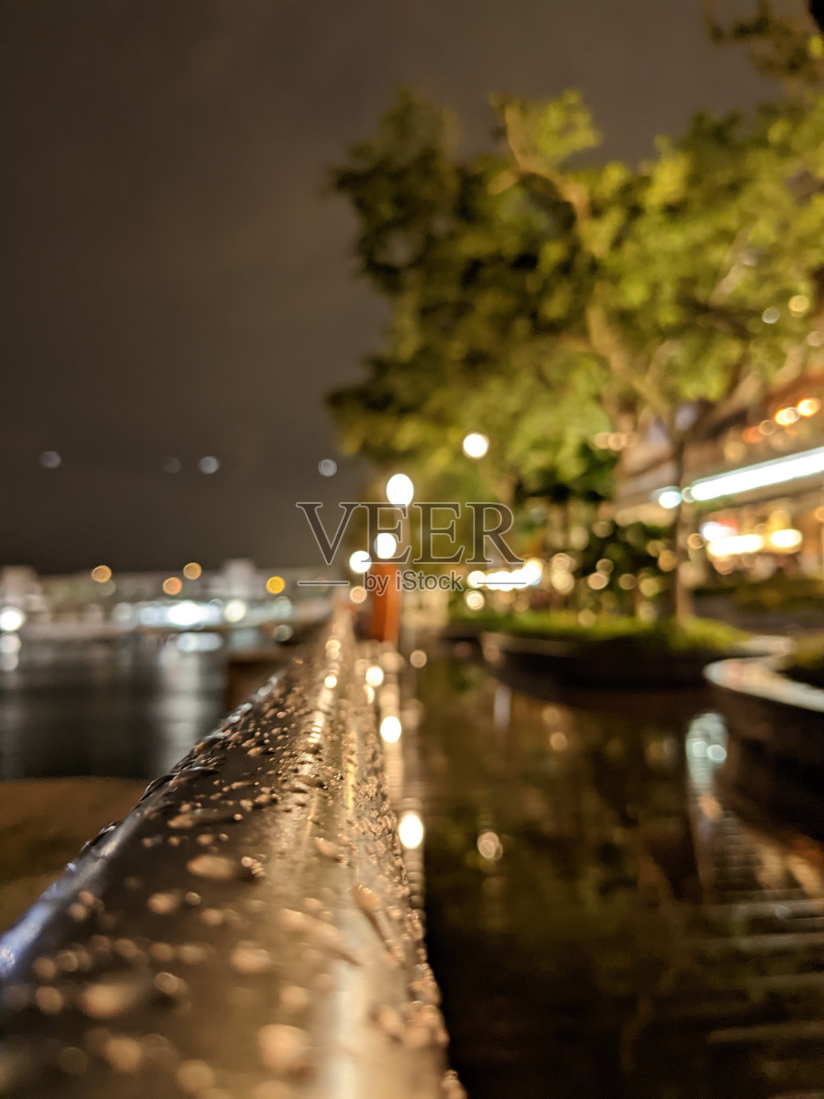 公园下雨照片摄影图片