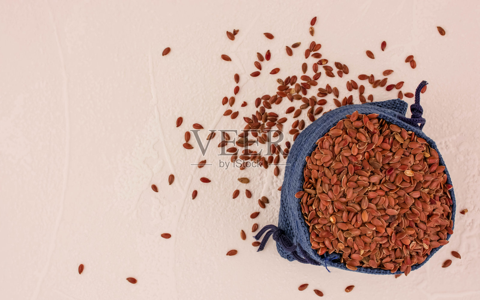 背景上棕色亚麻籽的特写照片摄影图片