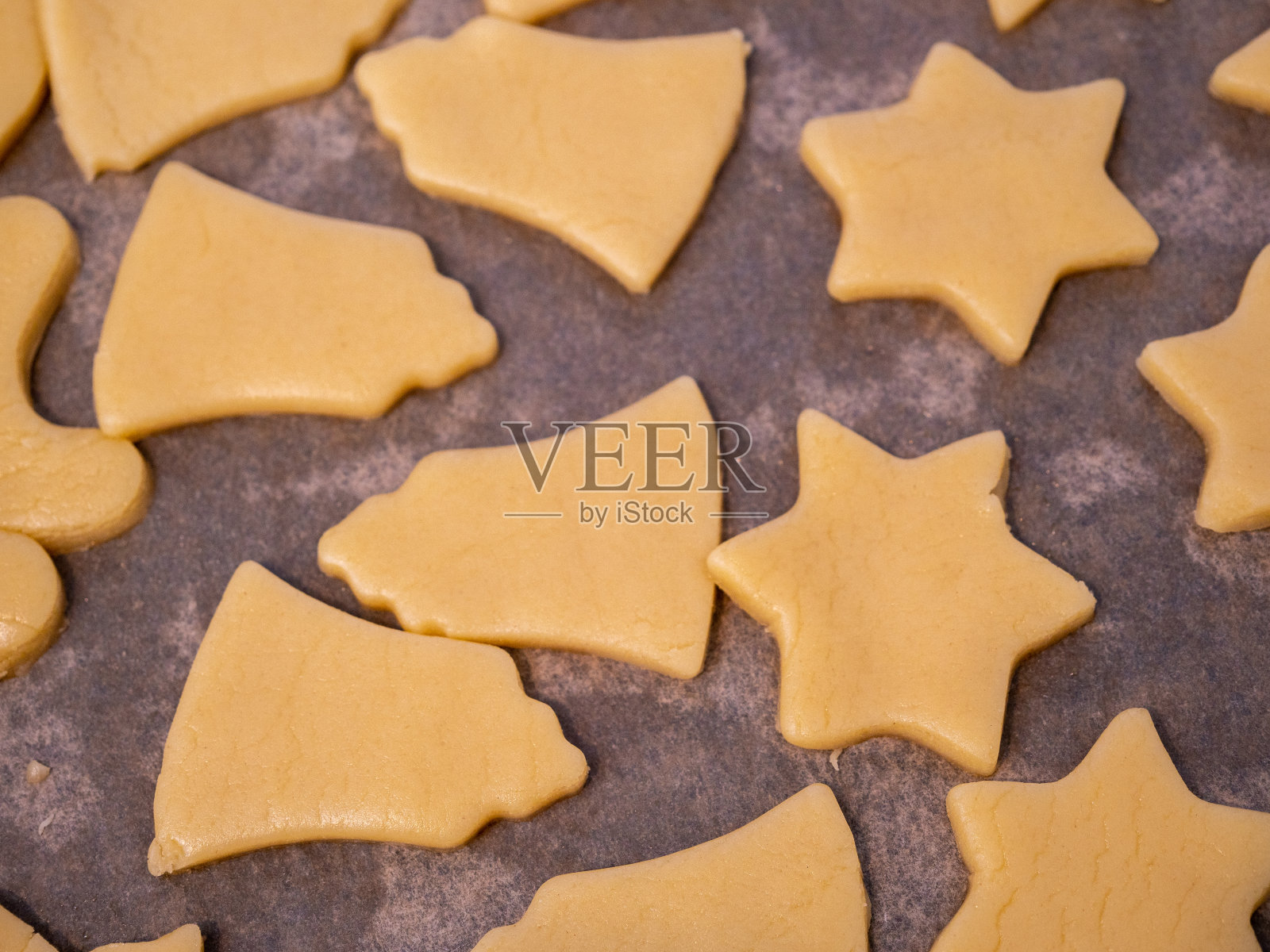 做美味的圣诞饼干。烘焙传统饼干。照片摄影图片