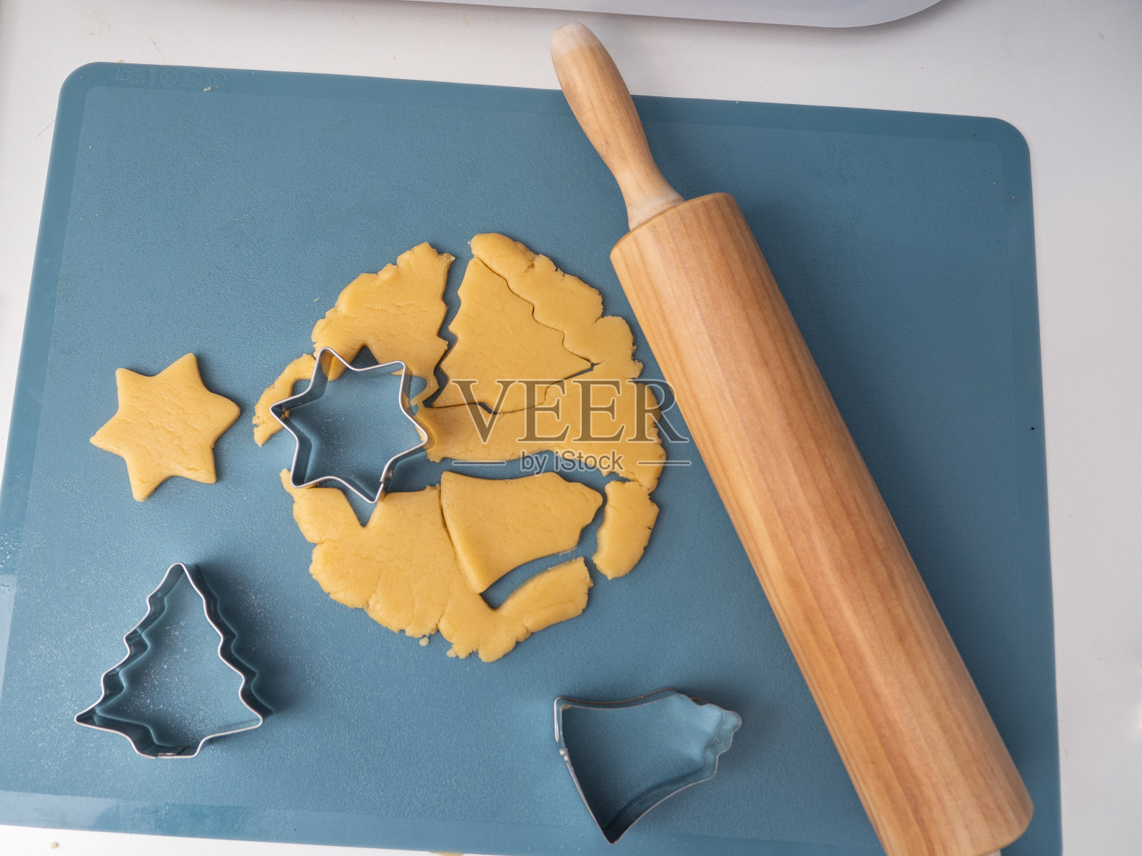 做美味的圣诞饼干。烘焙传统饼干。照片摄影图片