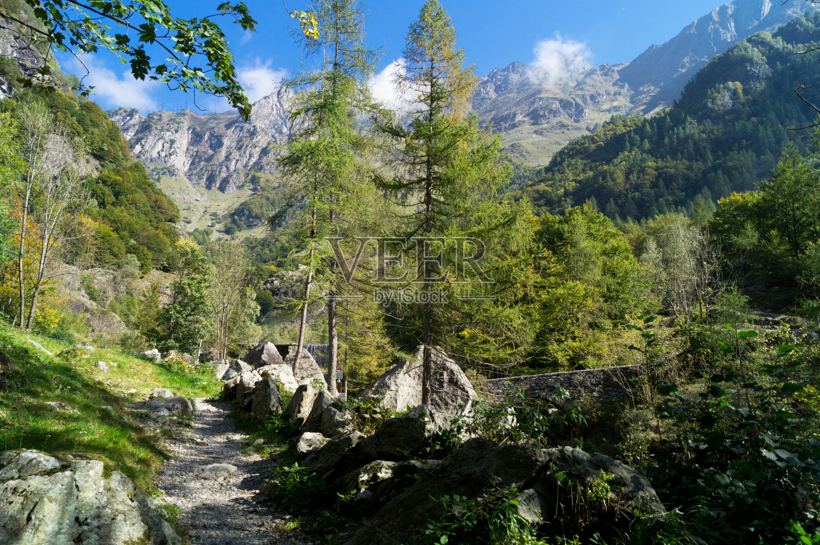 高山景观，绿色森林和蓝天瀑布和湖泊和悬挑照片摄影图片