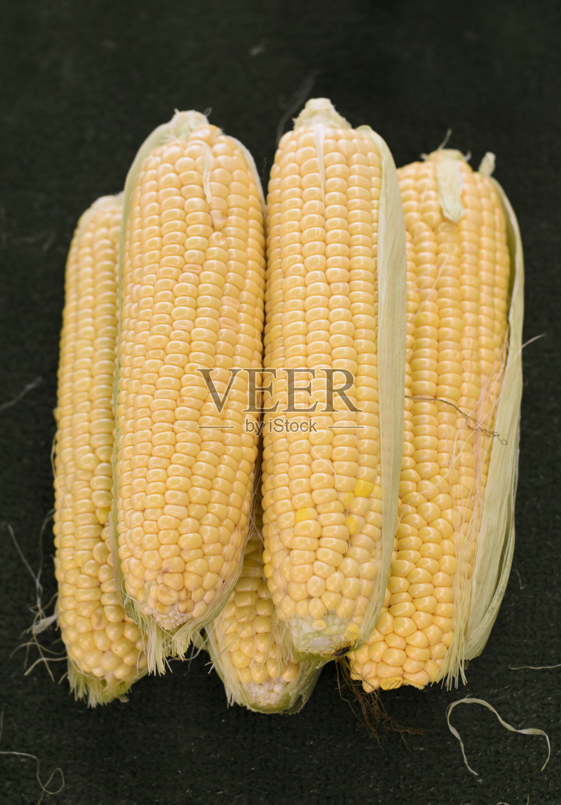 未经烹饪的有机黄色玉米照片摄影图片