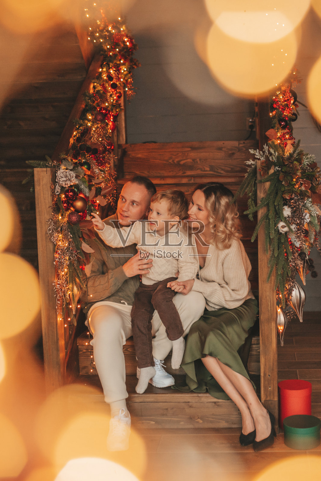坦诚真实的幸福家庭在冬季一起享受假期在木制小屋在圣诞节照片摄影图片