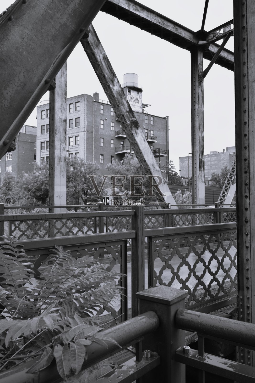 美国科罗拉多州丹佛市中心的工业建筑和桥梁的垂直黑白图像照片摄影图片