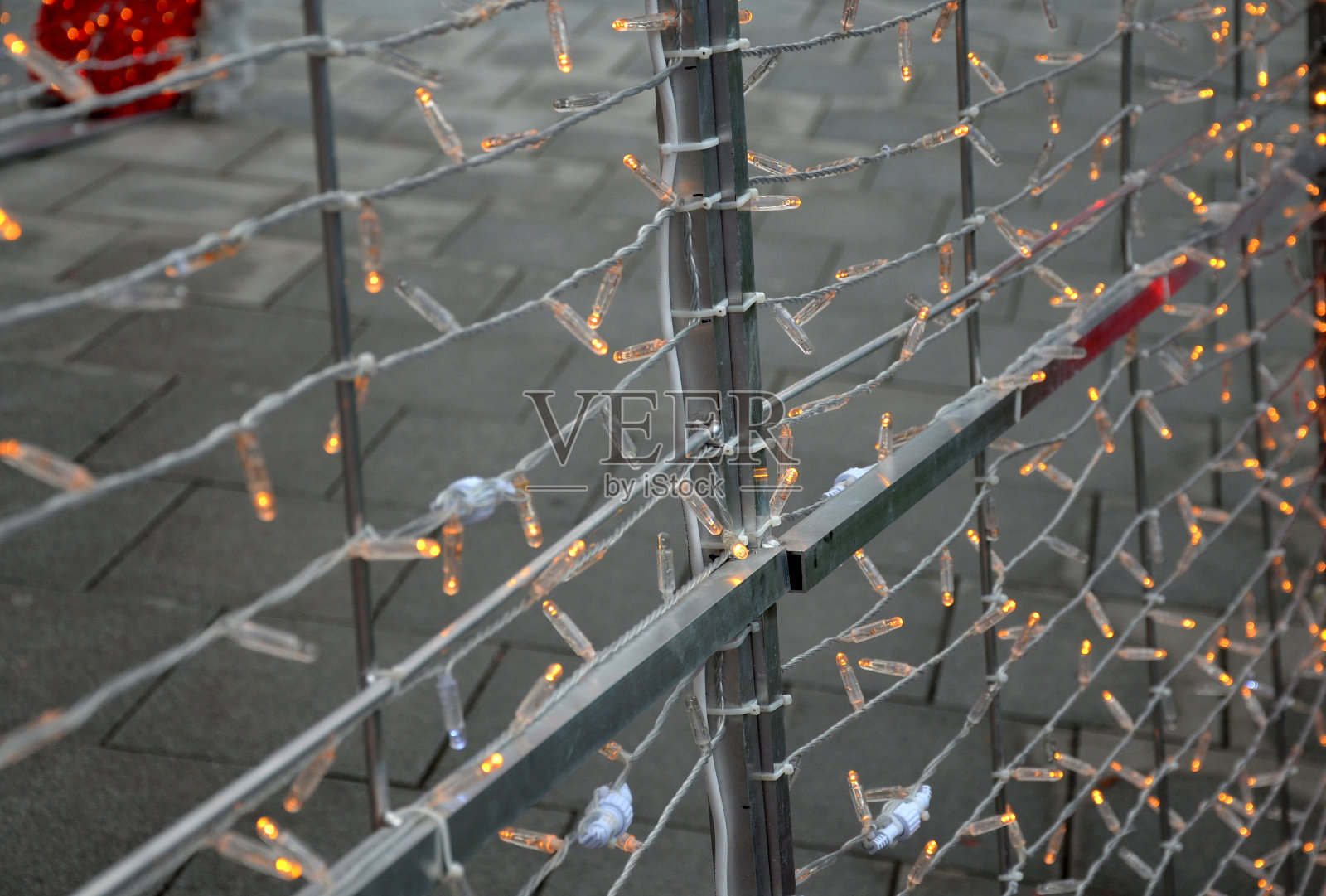 Led链在密集的间距上盘绕并附着在金属结构上。在夜间创造明亮的表面和装饰装饰。圣诞装饰，墙壁，帐篷，人物照片摄影图片