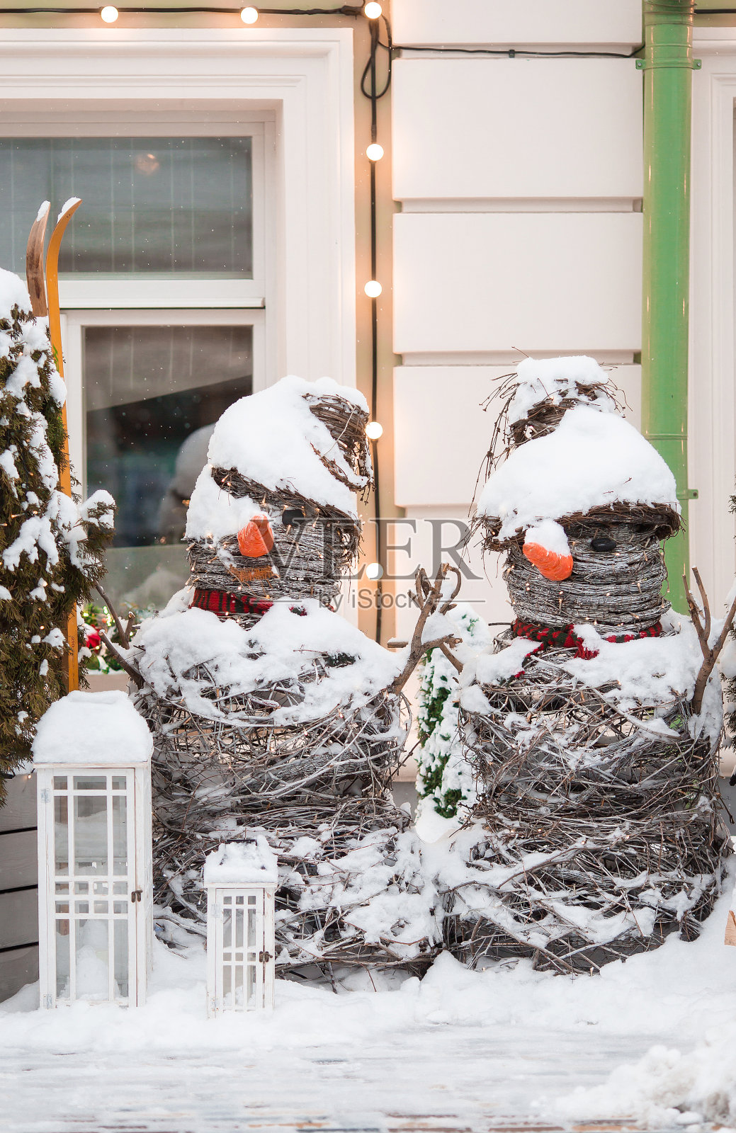 圣诞装饰。莫斯科美丽的节日风景。装饰圣诞雪人和圣诞树。照片摄影图片