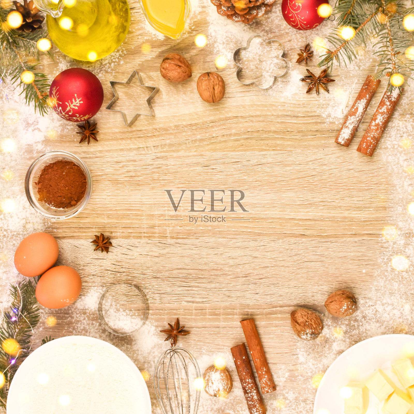 新年饼干的原料，面粉，鸡蛋，黄油，糖放在木桌上。写文字的地方。从上面看。照片摄影图片