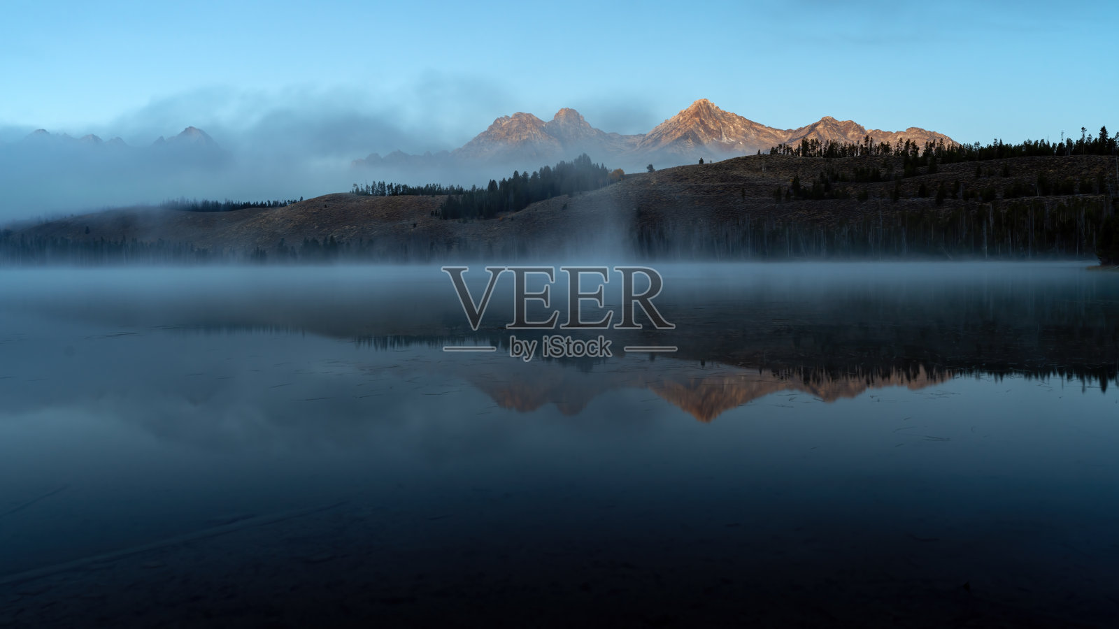 雾从爱达荷州锯齿状的小红鱼湖升起照片摄影图片