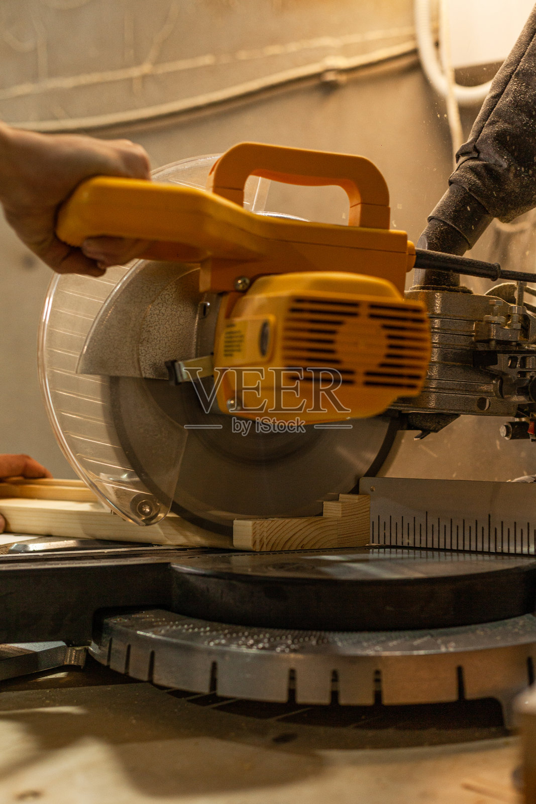 斜锯用来锯木板照片摄影图片