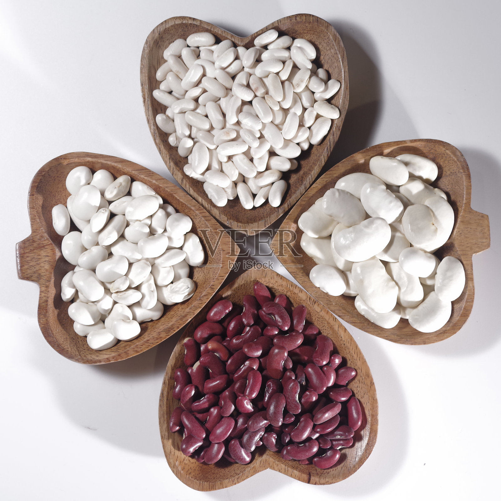 生的大大小小的白豆干放在木盘上，石面，俯视图照片摄影图片