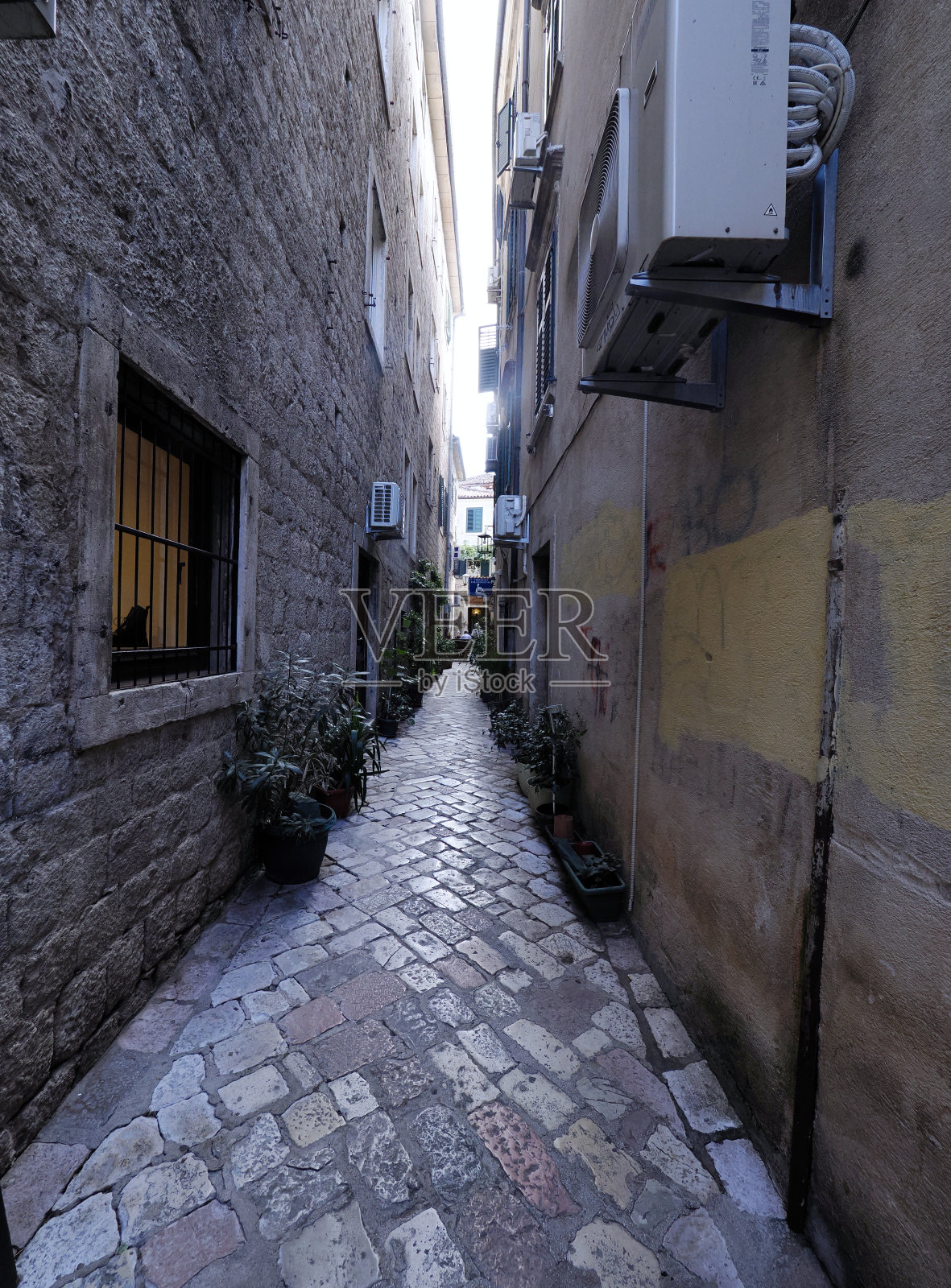 科托尔是东南欧保存最完好的中世纪城镇之一，到处都是历史建筑。老城被中世纪的城墙包围，城墙与圣约翰要塞相连。中世纪城市规划的特点是狭窄、蜿蜒的街道照片摄影图片