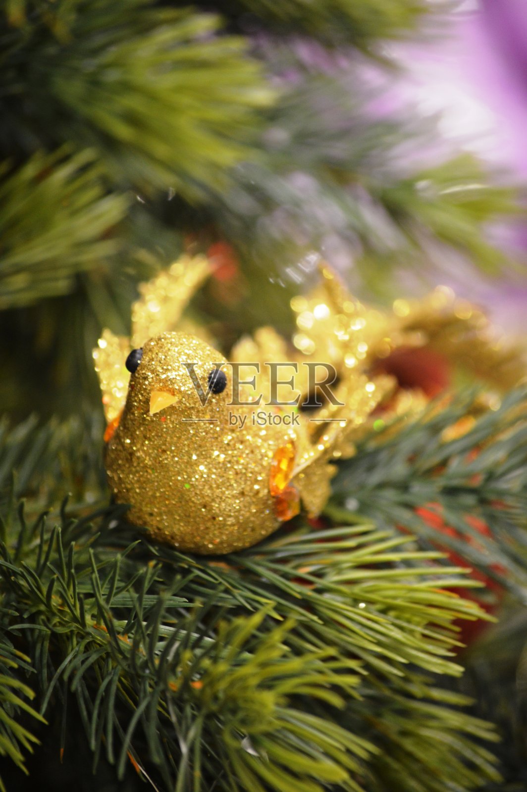 新年玩具挂在圣诞树的树枝上照片摄影图片