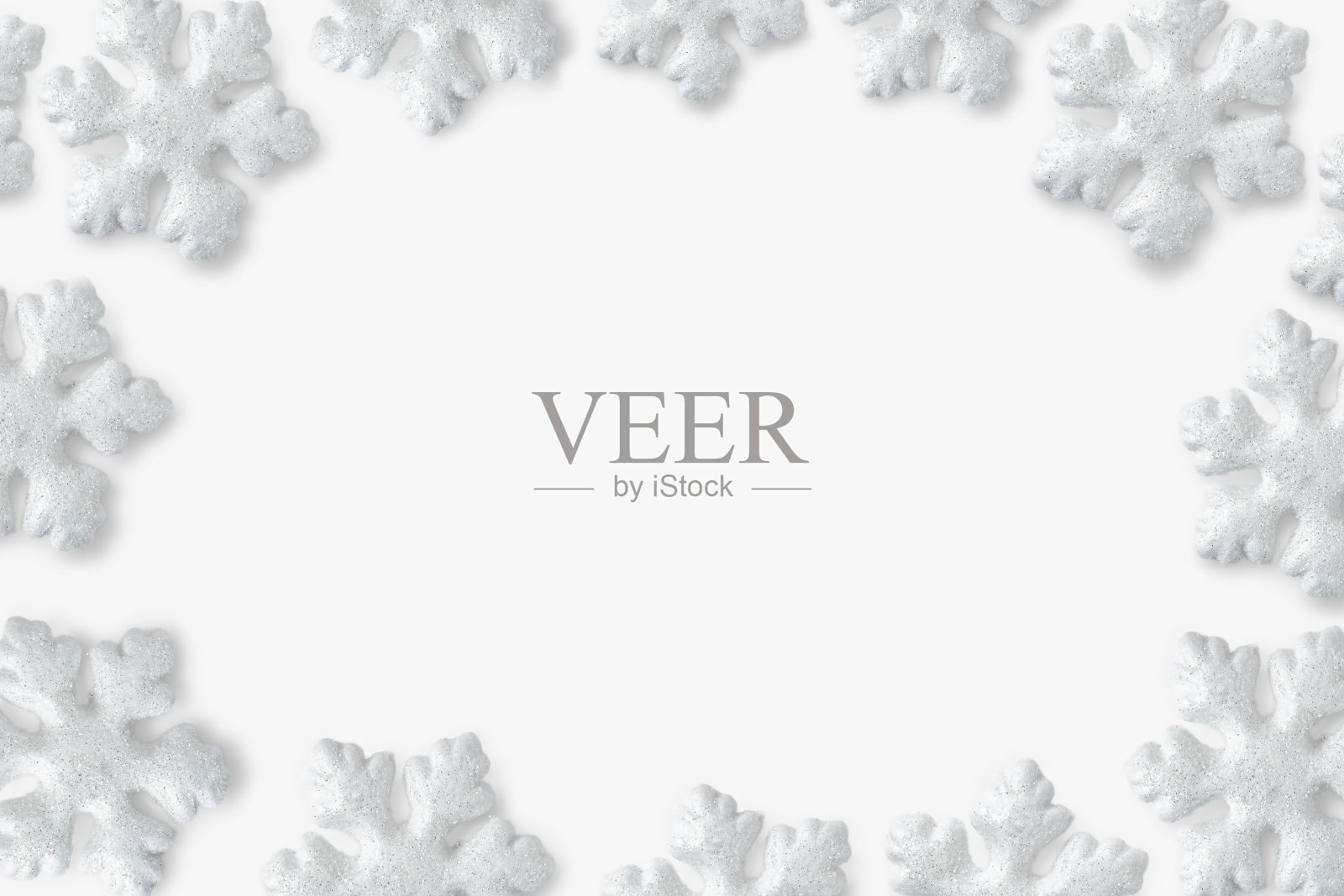 银色雪花的框架设置在白色背景。圣诞装饰俯视图照片摄影图片