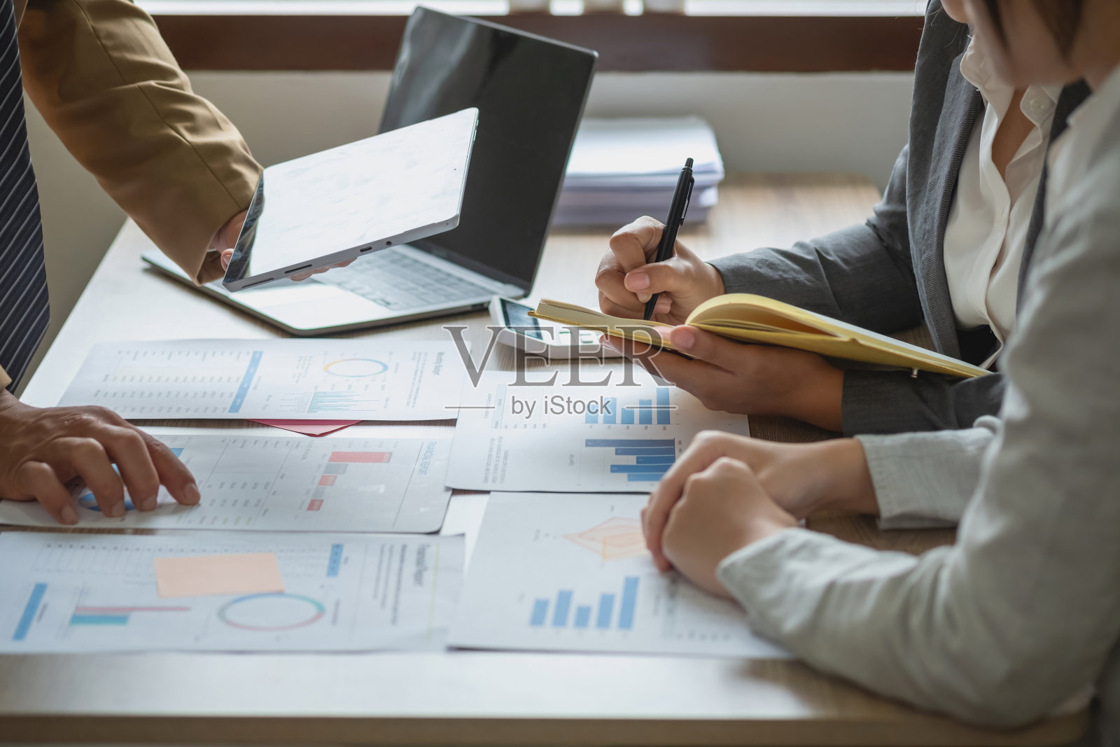 营销，财务，会计，计划，业务团队使用计算器和图表分析来规划营销策略，为公司做出有利可图的投资。照片摄影图片