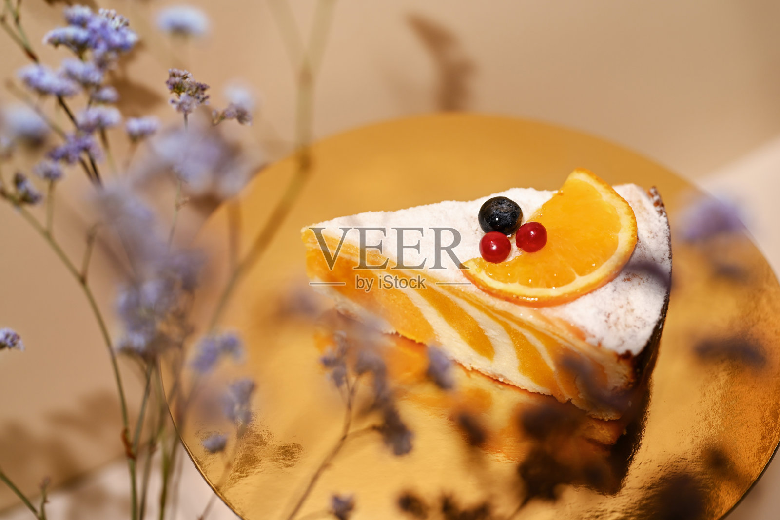 用一块蛋糕和鲜花组成。照片摄影图片