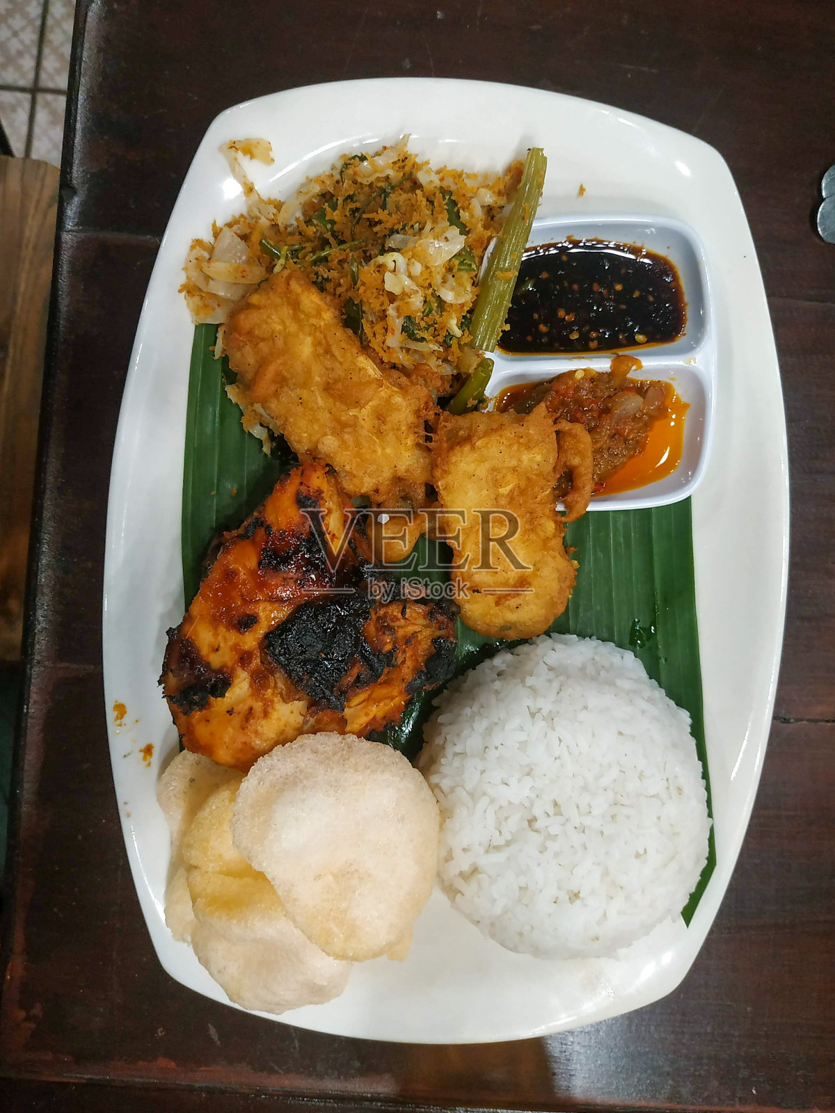 一盘白米饭和配菜照片摄影图片