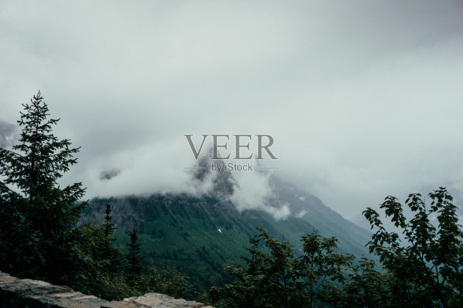 低云环绕山脉照片摄影图片