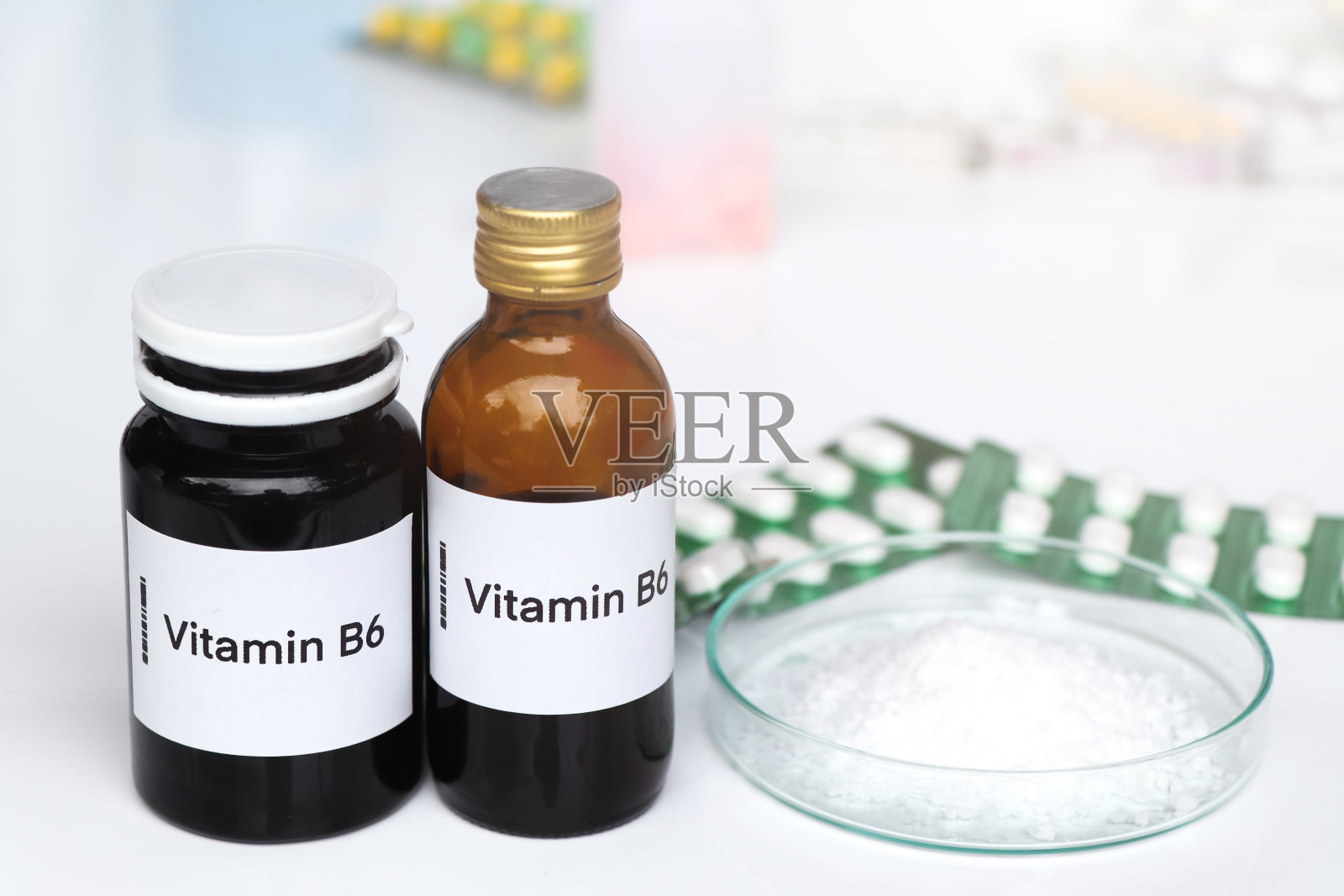 维生素B6药片瓶装，食品补充剂或用于治疗疾病照片摄影图片