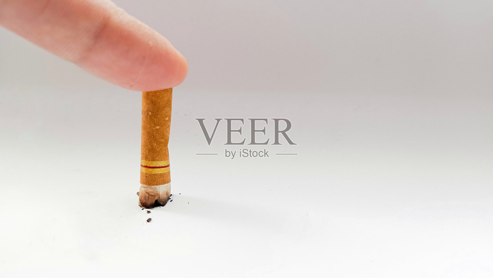 用手指熄灭香烟照片摄影图片