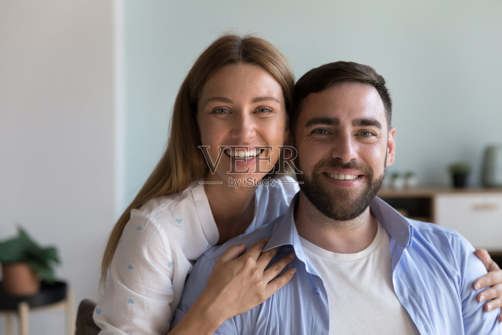 美丽的迷恋情侣在室内为镜头摆姿势照片摄影图片