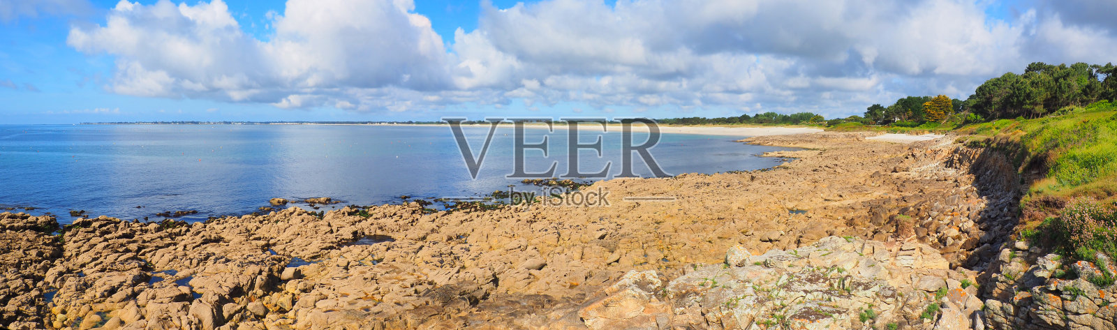 克尔莫尔海滩位于圣马琳港和图迪岛之间。这片海滩周围是美丽的白色沙丘，提供了一个野生的环境，同时靠近两个村庄照片摄影图片