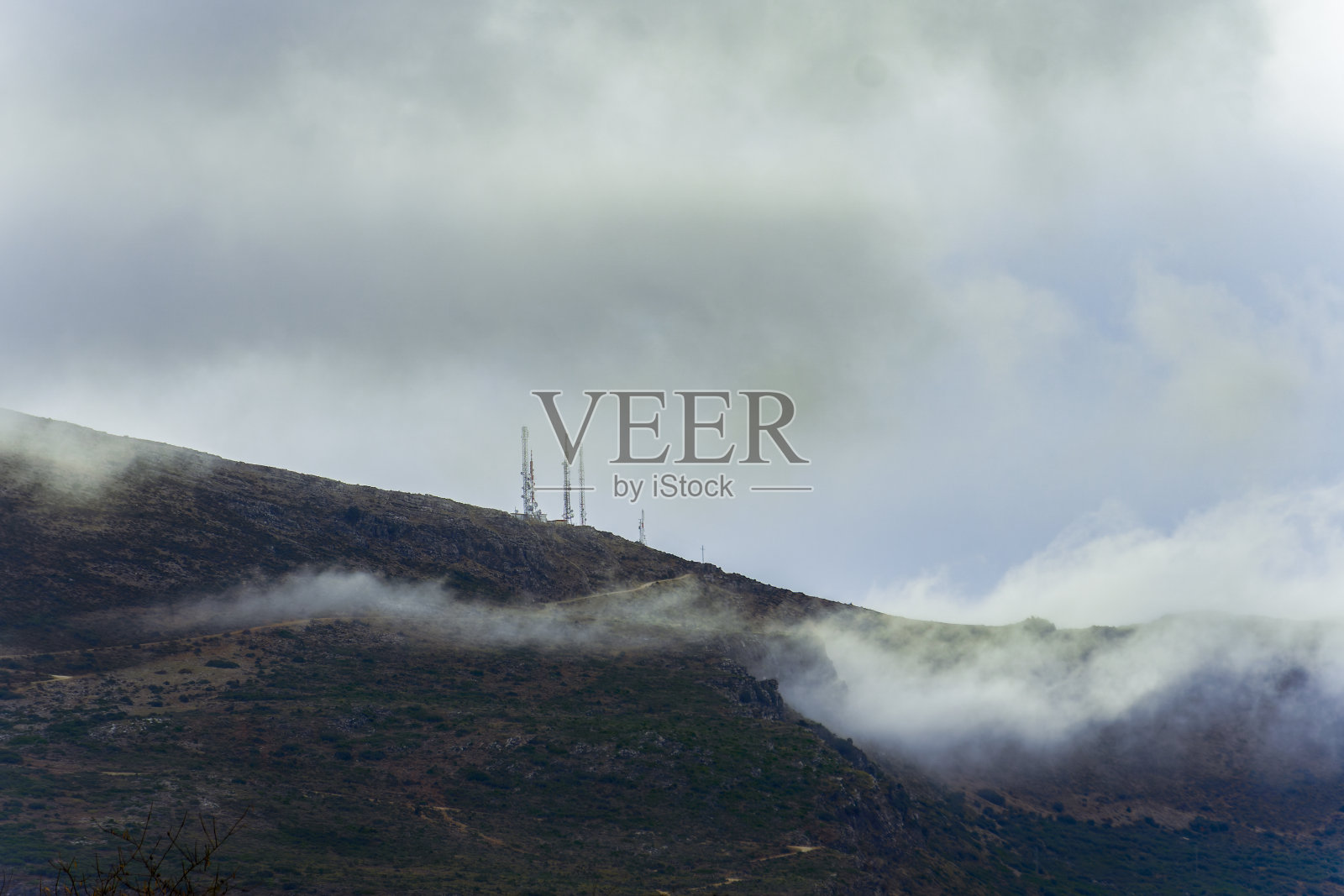 雾蒙蒙的风景，背景是电信天线照片摄影图片