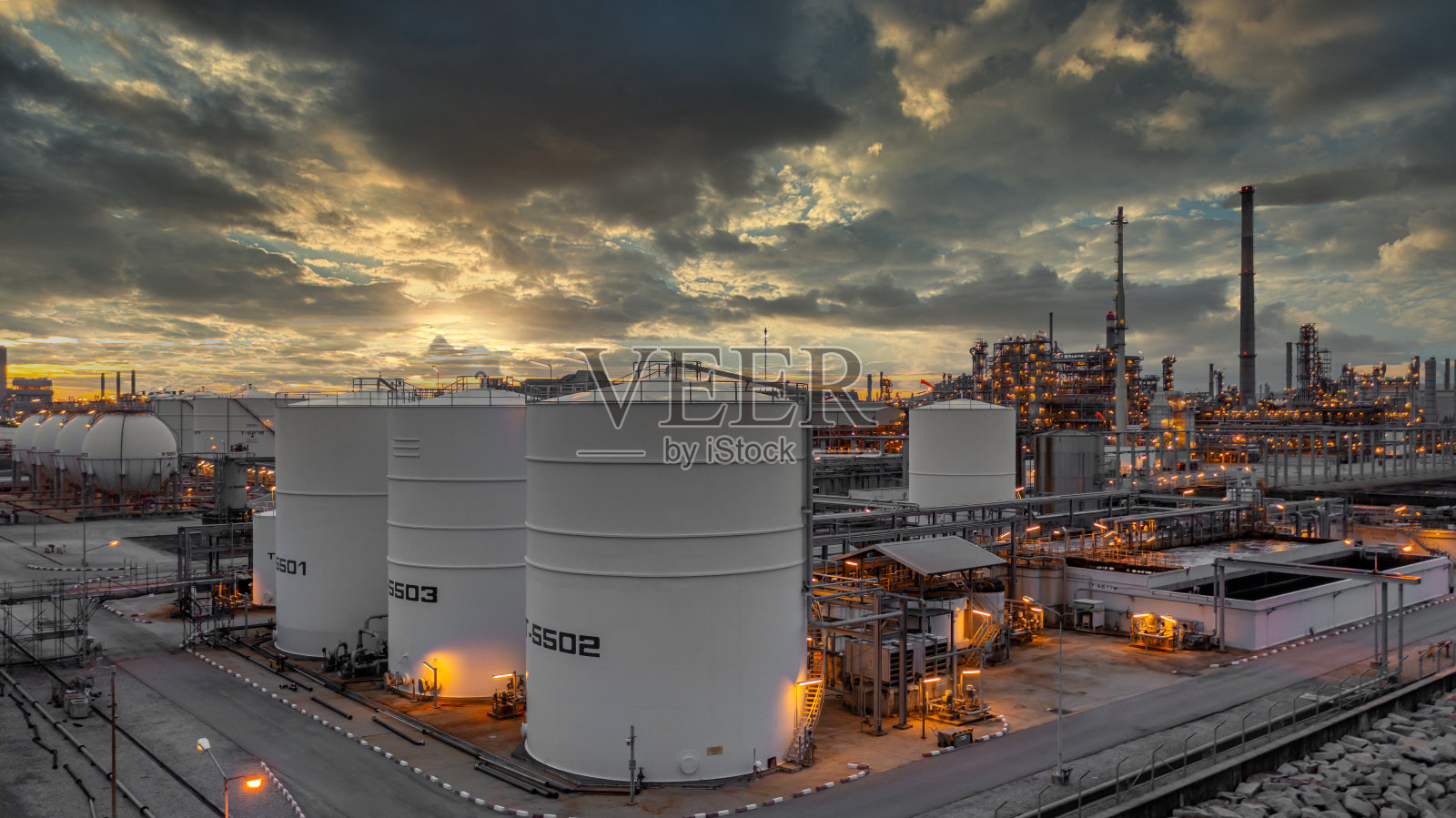 以炼油厂为背景的石化储罐，炼油厂夜间，石油天然气工业炼油厂，石化工厂黄昏。照片摄影图片