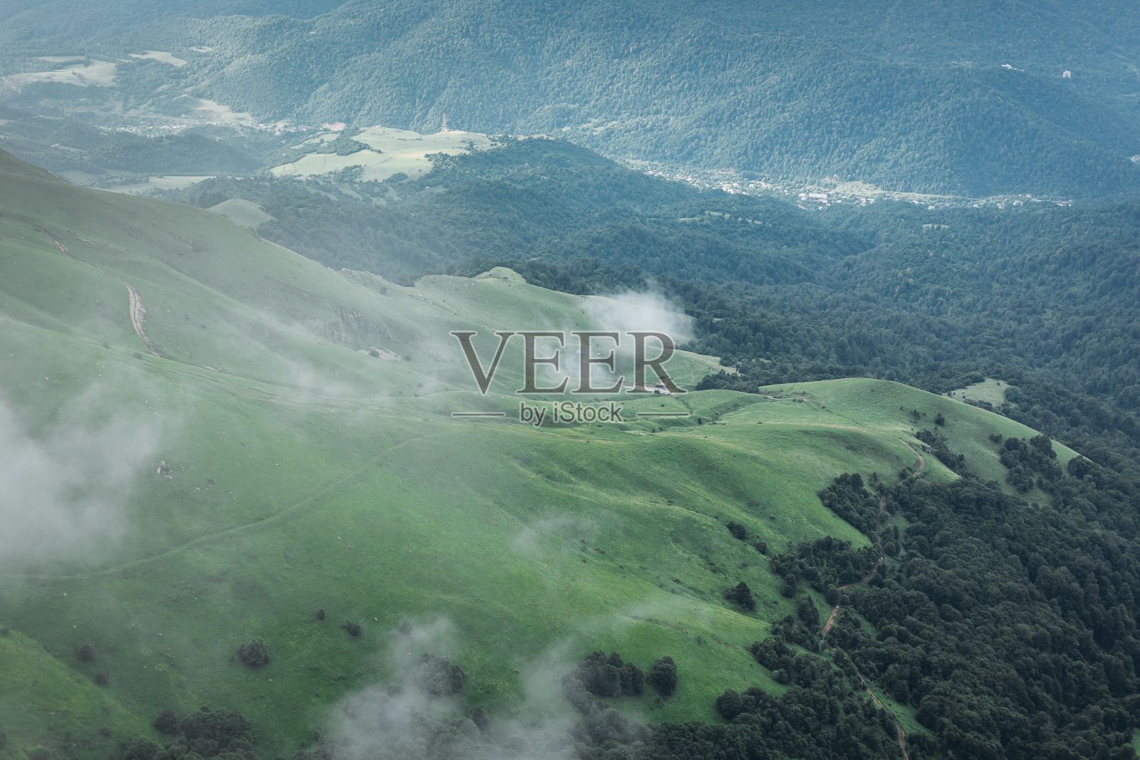 多云天气下美丽的亚美尼亚山脉照片摄影图片