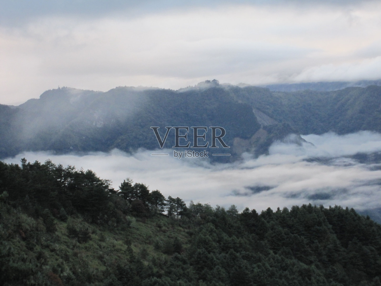 美丽的玉山也被称为玉山和丘陵在一个雾天在台湾照片摄影图片