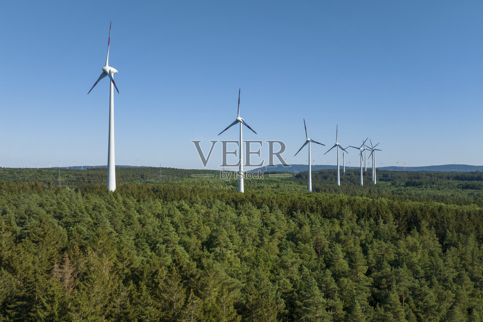 风力涡轮机和森林-鸟瞰图照片摄影图片