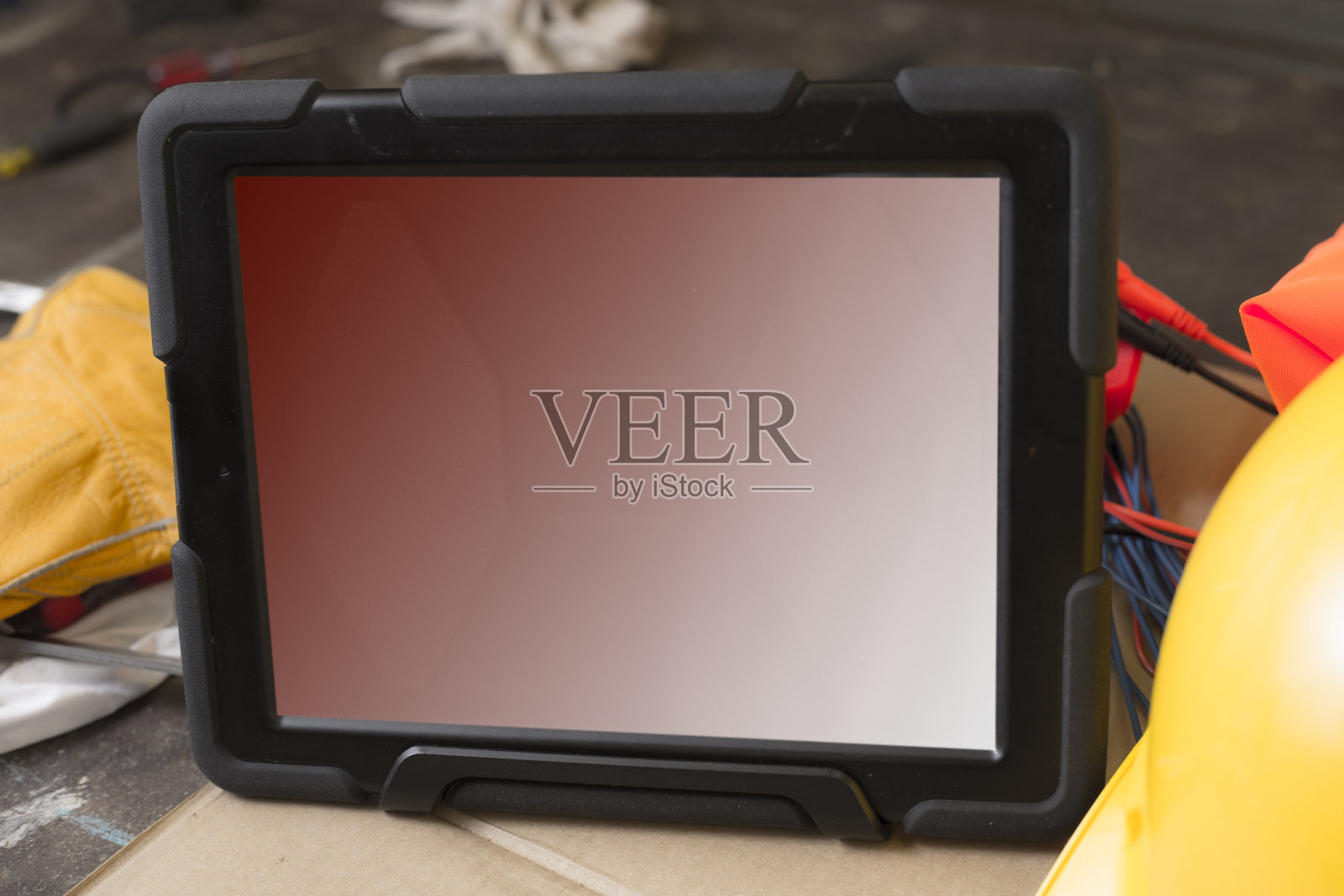 蓝领——电工车间工作台上的数字平板电脑。照片摄影图片