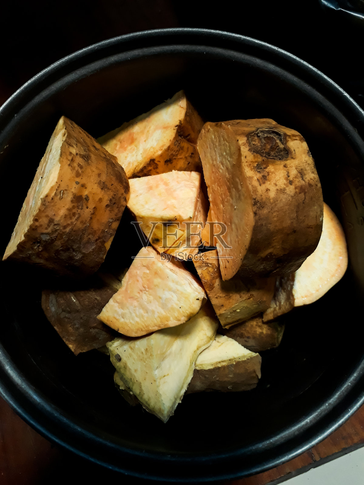 木薯堆在容器内的照片照片摄影图片