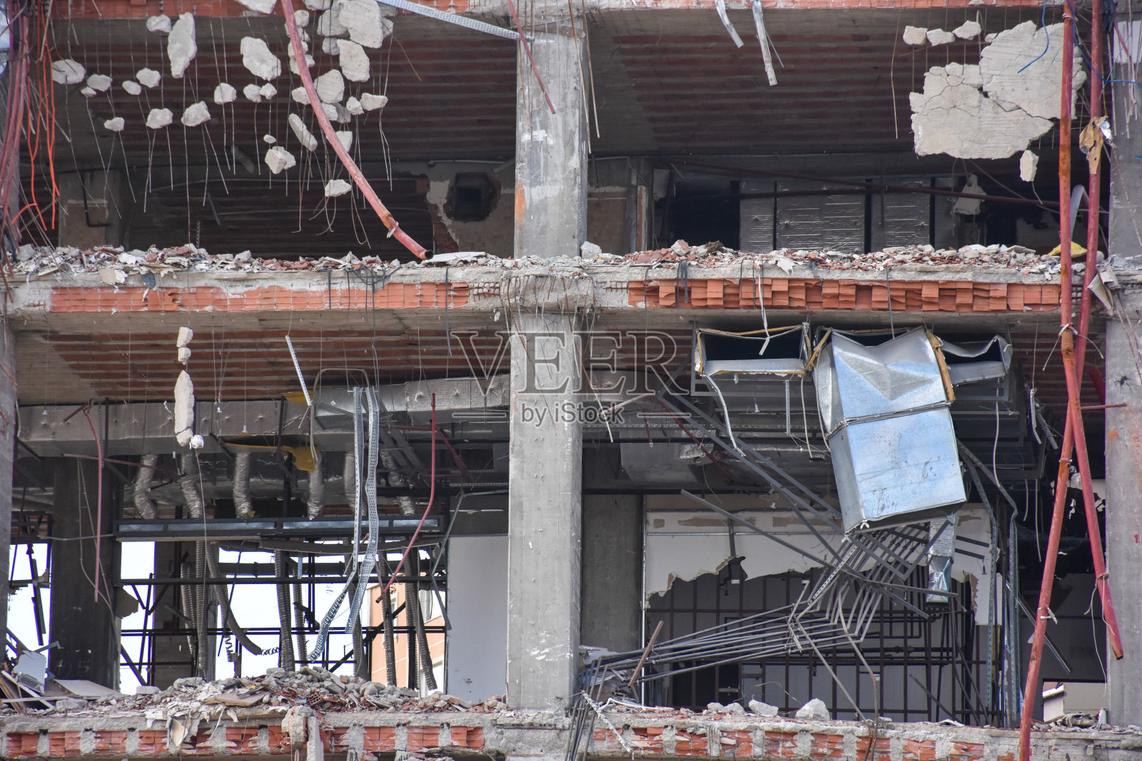 老建筑被拆除，为新建筑腾出空间。建筑及拆卸工地。照片摄影图片